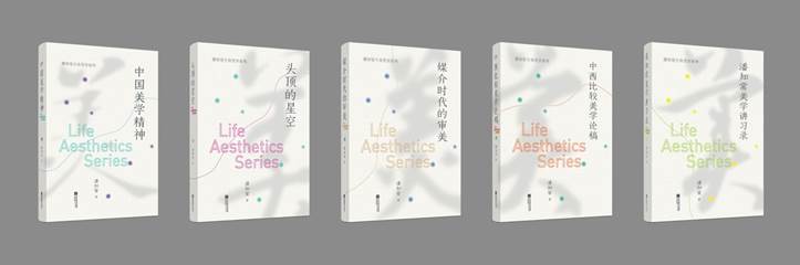 墙上贴着许多海报 描述已自动生成